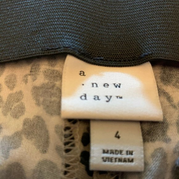 A New Day Cheetah print leggings size 4 - Picture 8 of 10